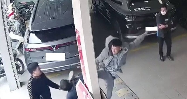 Hé lộ nguồn cơn vụ chủ xe VF 5 bị tài xế bán tải đạp thẳng vào đầu ở Hà Nội