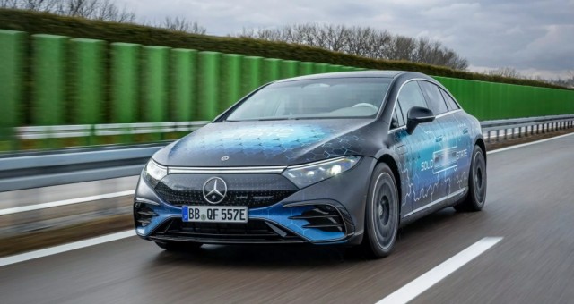 Mercedes EQS sử dụng pin thể rắn lộ diện trên phố, chạy được tới 1.000 km
