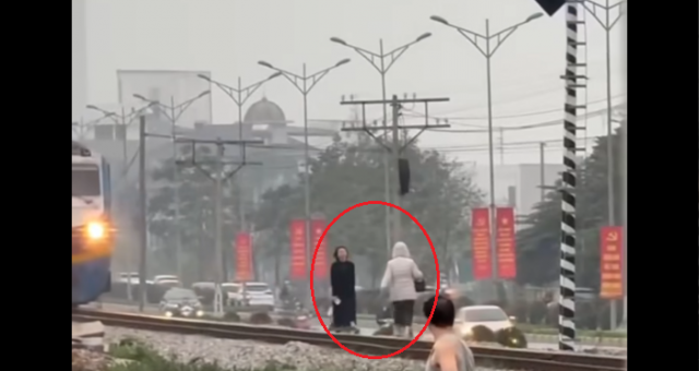 Lên án hành vi hai cô gái mải quay video 'sống ảo' khi tàu hỏa đang chạy