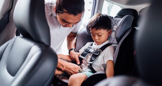 Nguy hiểm tiềm ẩn khi để trẻ em ngồi ghế trước ô tô, bồng con khi lái xe