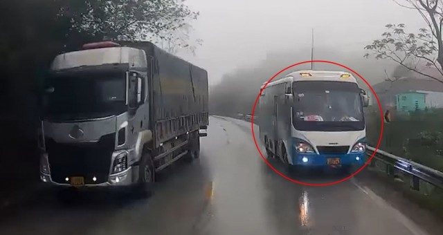 Thót tim khoảnh khắc xe khách lấn làn vượt ẩu, ô tô con suýt bị kẹp nát