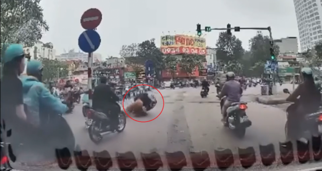 Vô tình rồ ga xe máy lao vào dải phân cách, người phụ nữ phản ứng bất ngờ khiến dư luận xôn xao