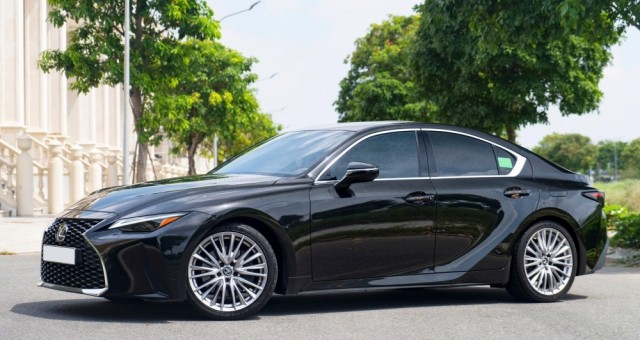 Xe sang Lexus IS 300 2021 giữ giá khó tin sau 4 năm lăn bánh tại Việt Nam