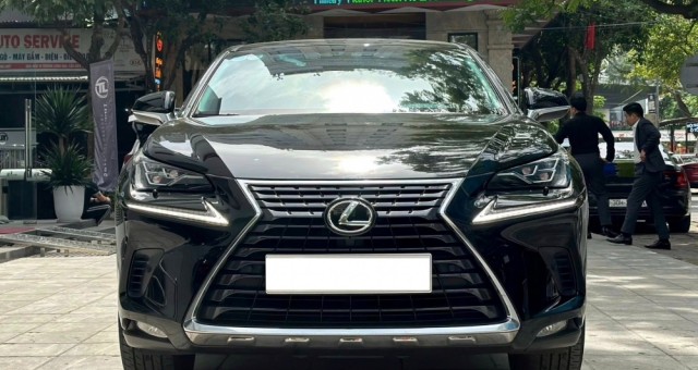 Sử dụng 7 năm, xe sang Lexus NX 300 2018 lên sàn xe cũ với giá thế nào?