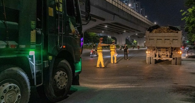 Hà Nội: Xử phạt nhiều xe chở quá tải, tài xế 'mù tịt' giấy tờ vì... chủ xe giữ