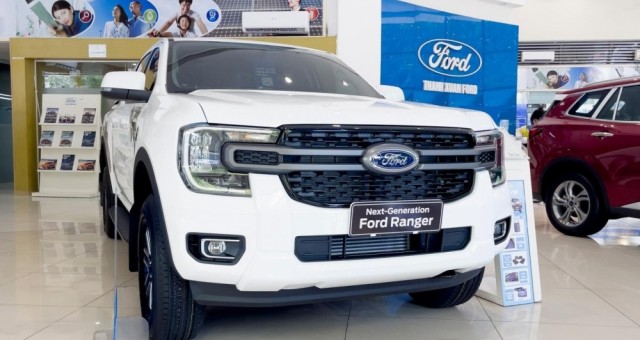 Ford Ranger vẫn là 'vua bán tải', Toyota Hilux bán vượt Mitsubishi Triton