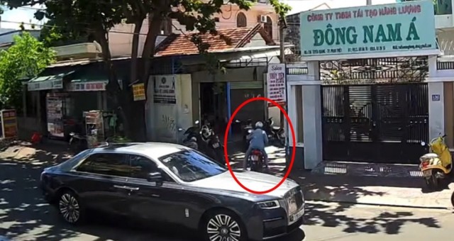 Rolls-Royce bị xe máy đâm trúng ở Phan Thiết: Hành xử của người gây tai nạn gây bức xúc