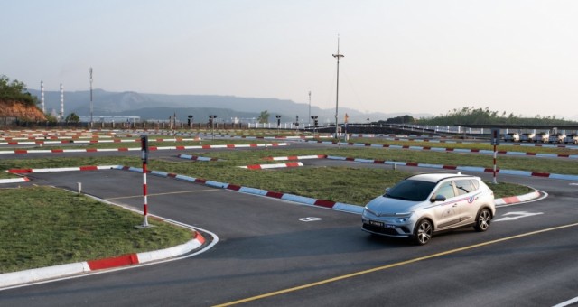 Học lái xe bằng ô tô điện rẻ và tiện, nhưng liệu có phù hợp với người dùng Việt?