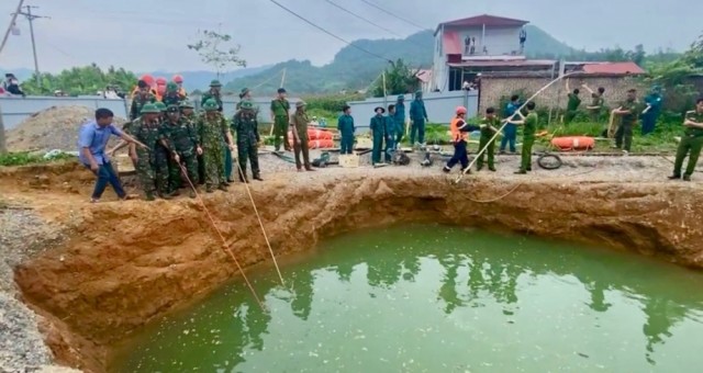 Vụ rơi xuống 'hố tử thần' ở Bắc Kạn: Dừng tìm kiếm nạn nhân, siết chặt kiểm soát khu vực nguy hiểm