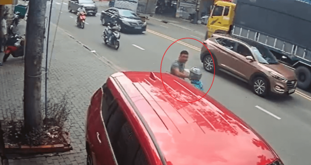 Bị nhắc nhở vì ném rác, người đàn ông lao xuống ô tô đạp nữ tài xế xe ôm công nghệ ngã sõng soài