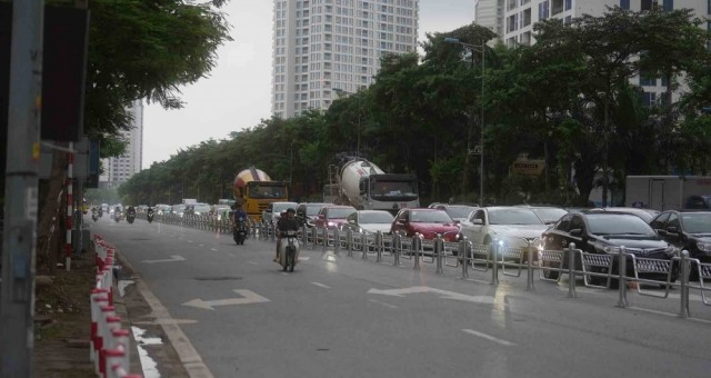 Ô tô 'nhích từng mét' trên đường Võ Chí Công, Phạm Văn Đồng vì dải phân cách cứng mới?