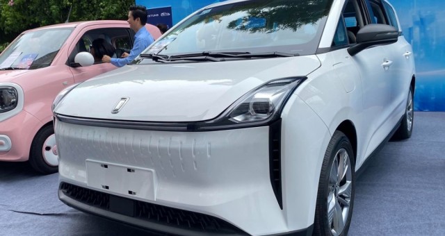 Bộ đôi ô tô điện Trung Quốc ra mắt Việt Nam: Mẫu xe mini chỉ 199 triệu, mẫu MPV chạy 425 km/sạc