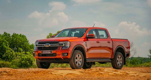 Ford Ranger bán gần bằng tất cả đối thủ cộng lại, Triton vượt mặt Hilux lần nữa