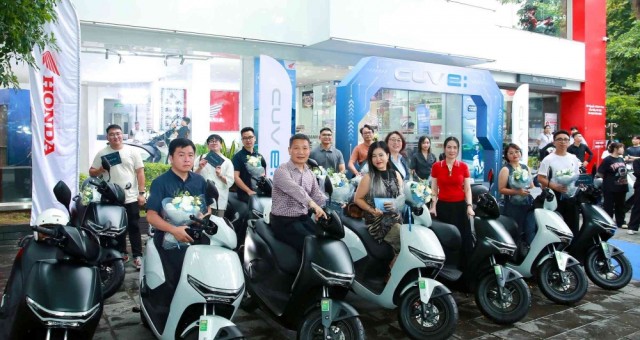 Những chiếc xe máy điện Honda CUV e: đầu tiên được bàn giao đến khách hàng thuê xe