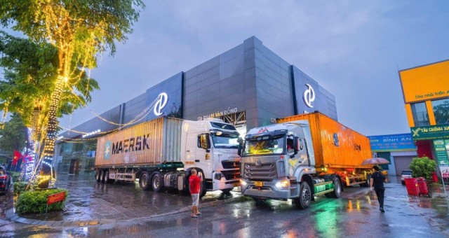 Showroom xe Việt gồng mình chống bão Wipha: Từ thuê container đến cắt cử nhân viên 'trực chiến'