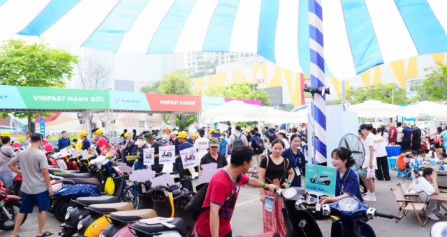 Người dân ùn ùn đổi xe máy xăng lấy xe máy điện, xe cũ được các hãng xử lý thế nào?