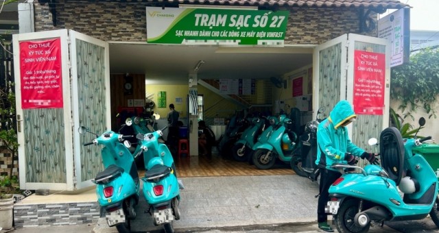 Bùng nổ mô hình quán cà phê kiêm trạm sạc xe điện