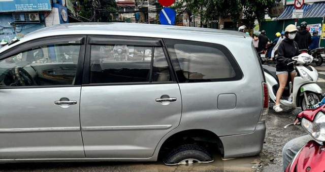 Liên tiếp xảy ra các vụ sụt lún mặt đường tại Hà Nội: Nguy hiểm rình rập người đi đường