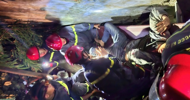 Cảnh sát căng mình trong đêm khuya giải cứu tài xế mắc kẹt trong xe tải biến dạng