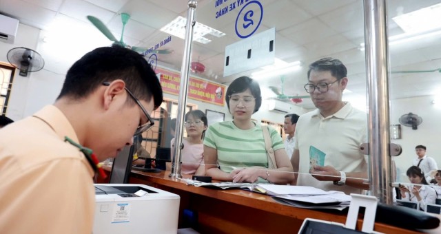 Chính phủ phê duyệt phương án giảm 30% phí đăng ký xe và rút ngắn thời gian cấp GPLX