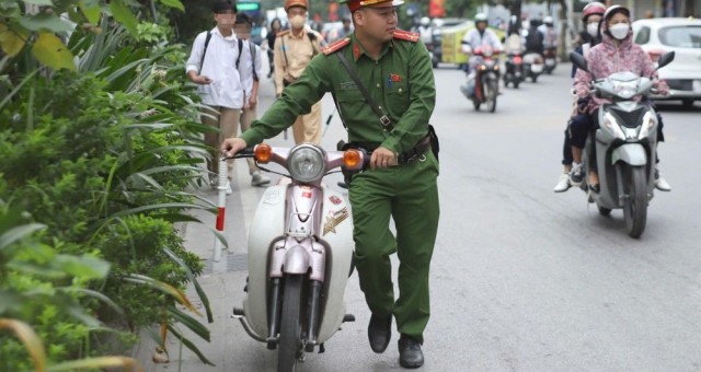 Hà Nội: Nhiều học sinh biện minh không đội mũ bảo hiểm vì 'nhà gần', 'sợ hỏng tóc'