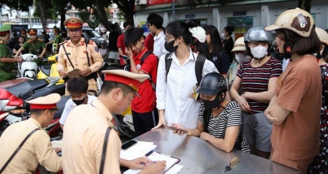 Hà Nội: Nhiều phụ huynh bị phạt vì 'quên' mũ bảo hiểm cho con khi đến trường