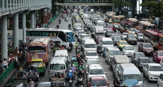 Các quốc gia trên thế giới giải quyết xung đột giao thông ô tô, xe máy như thế nào?