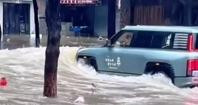 BYD Yangwang U8 gây bất bình khi phô diễn khả năng lội nước trên phố sau siêu bão Ragasa