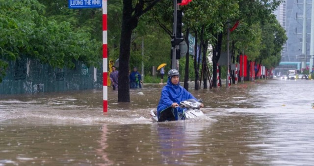 Đừng cố khởi động xe máy chết máy giữa vùng ngập nếu không muốn “tiền mất tật mang”