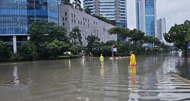 Hà Nội: Vẫn còn hơn 20 điểm ngập, người dân di chuyển khó khăn