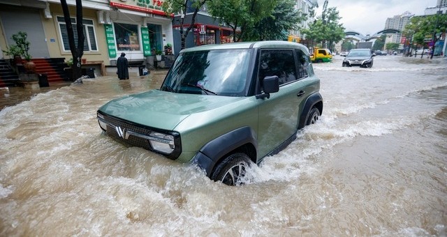 Xe điện không 'miễn nhiễm' với nước: Dấu hiệu xe cho thấy xe đã bị hư hại sau lội nước