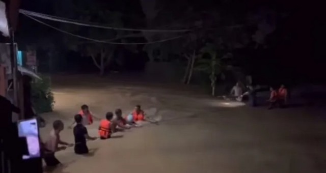 Trắng đêm ứng phó lũ lớn, bảo vệ an toàn cho người dân ở Sóc Sơn