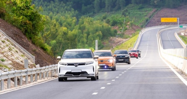 Vì sao ô tô điện chạy cao tốc lại hao pin nhanh hơn so với khi di chuyển trong phố?