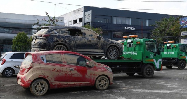 Xe ngập nước nằm la liệt ở Thái Nguyên sau bão số 11, công tác cứu hộ gặp nhiều khó khăn