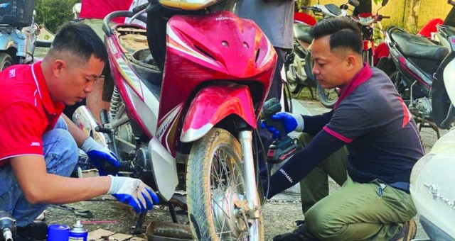 Không quản đường xa, hơn 100 thợ sửa xe tới 'cứu' hàng nghìn xe máy bị hư hỏng sau lũ tại Thái Nguyên