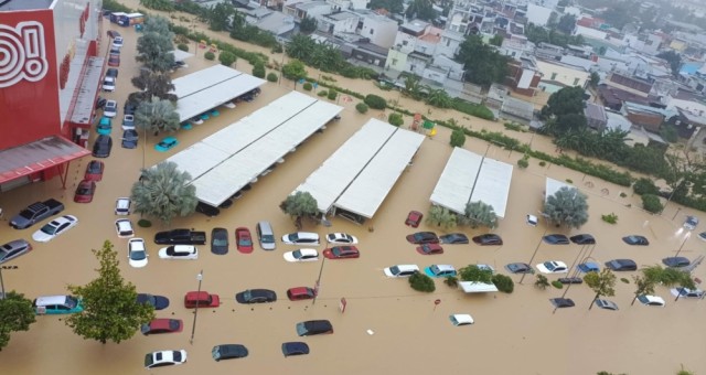 Nha Trang: Toàn cảnh phố xá chìm sâu trong nước, ô tô 'nằm im' giữa biển lũ