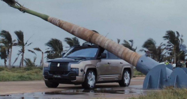 SUV hạng sang YangWang U8L khoe độ cứng với màn thử nghiệm bị cây lớn đổ lên nóc xe