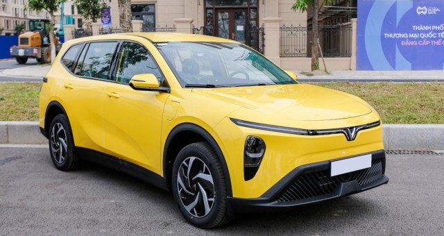 VinFast bàn giao tới hơn 23.000 xe trong tháng 11/2025, Limo Green vươn lên dẫn đầu đầy ngoạn mục