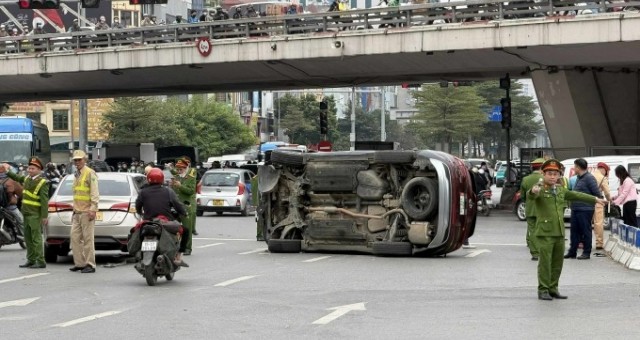 Va chạm liên hoàn tại Ngã Tư Sở: Tài xế ô tô bị lật nghiêng có biểu hiện không tỉnh táo