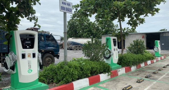 Đề xuất lắp trạm sạc, tủ đổi pin xe điện tại 39 điểm đỗ xe công cộng ở Hà Nội