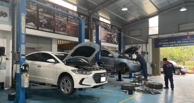 Tết Dương lịch đi chơi xa bằng ô tô: Cần kiểm tra xe kỹ để tránh 'toang' giữa đường