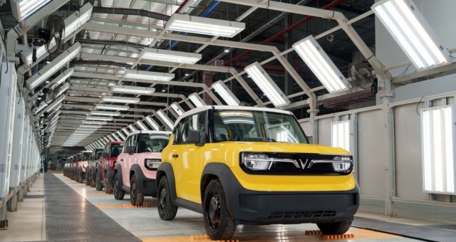 Nhìn lại thị trường ô tô Việt Nam 2025: Giá xe liên tục lao dốc, xe xăng 'hụt hơi' trước làn sóng điện hóa