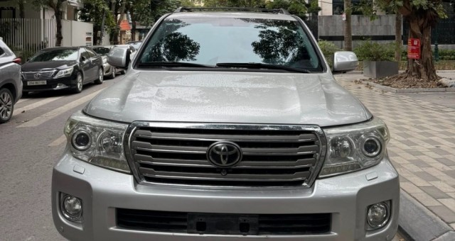 Toyota Land Cruiser 2014 nhập Mỹ rao bán trên sàn xe cũ với giá ngang sedan hạng sang đời mới