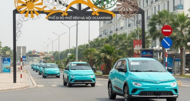 Hà Nội triển khai lộ trình chuyển đổi 100% taxi chạy xăng, dầu sang xe điện