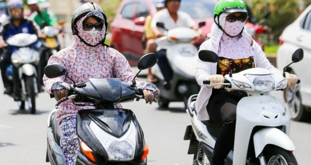 Mùa hè nắng nóng gay gắt, người đi xe máy cần lưu ý gì khi chọn đồ chống nắng?