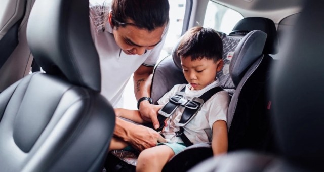 Chở trẻ nhỏ trên ô tô từ 1/7: Không phải xe nào cũng bắt buộc có ghế an toàn