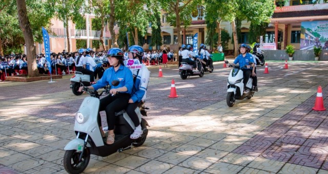 Phạt tiền người dưới 18 tuổi đi mô tô, hiểu thế nào cho đúng?