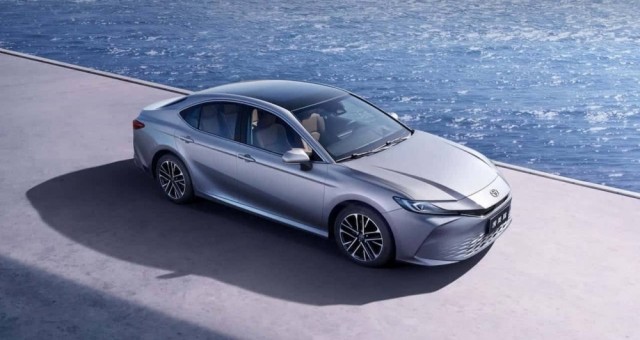 Toyota Camry mới nâng cấp màn hình lên 15,6 inch, bổ sung nhiều tiện nghi cao cấp