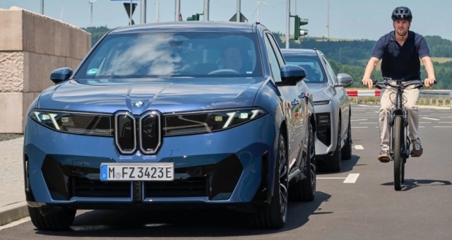 BMW iX3 2027 bổ sung loạt công nghệ an toàn mới: Tự tránh chướng ngại, ngăn mở cửa sai thời điểm