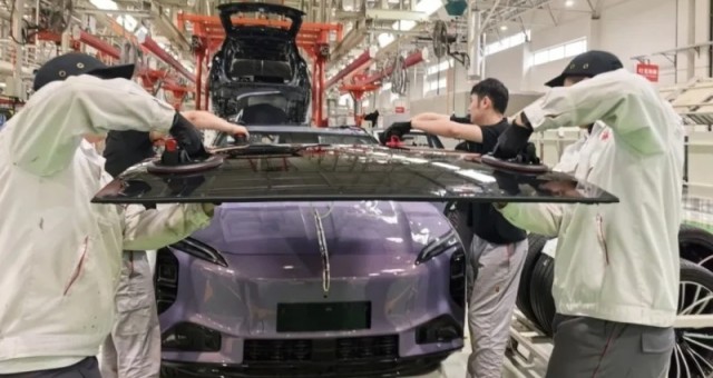 Hongqi EHS7 được lắp thử nghiệm cửa sổ trời quang điện, có thể tạo 400 kWh điện/năm